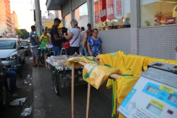 Invasão de ambulantes na região central preocupa comerciantes e CDL cobra fiscalização