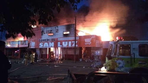 Bombeiros de MS atravessam fronteira e combatem mega incêndio em loja no Paraguai