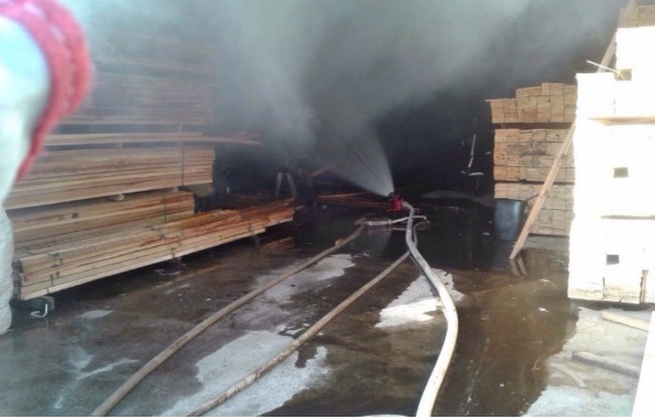 Incêndio destrói madeira estocada em depósito e mobiliza bombeiros em MS