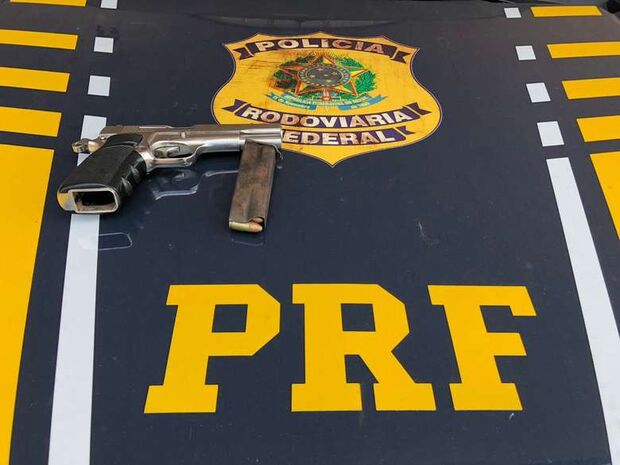 PRF prende dupla com pistola semi-automática e meia tonelada de maconha na fronteira