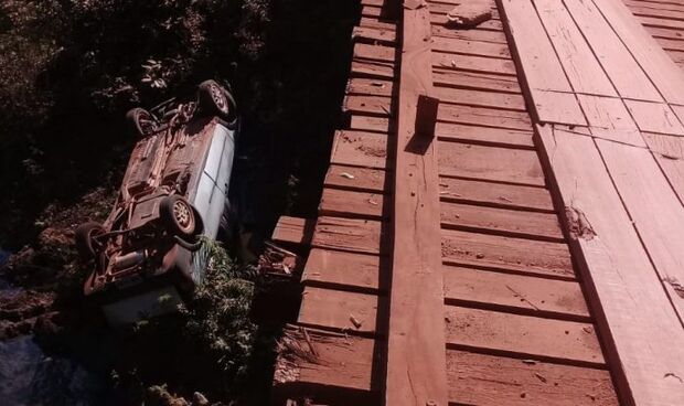 Dois homens morrem após picape cair de ponte na MS-472