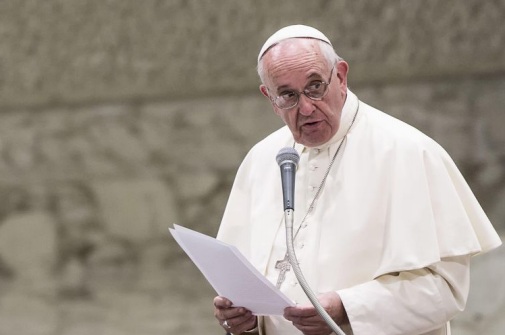 Papa diz que psiquiatria pode tratar homossexualidade na infância