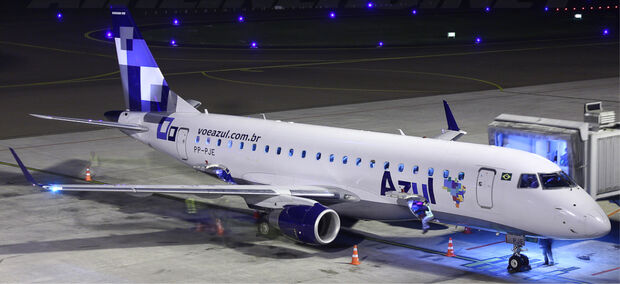 Azul muda voo sem avisar, faz passageiros esperarem 6h e paga R$ 37 como ‘compensação’