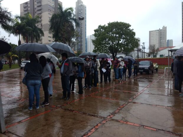 Campo-grandenses enfrentam chuva e frio por uma vaga no mercado de trabalho