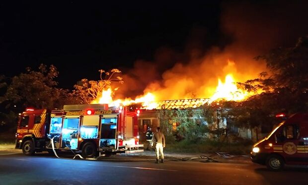 Fogo destrói galpão em ferroviária; moradores suspeitam que incêndio seja criminoso