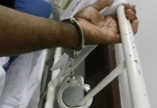 Policiais encontram celular e dinheiro no bolso de preso idoso internado no hospital