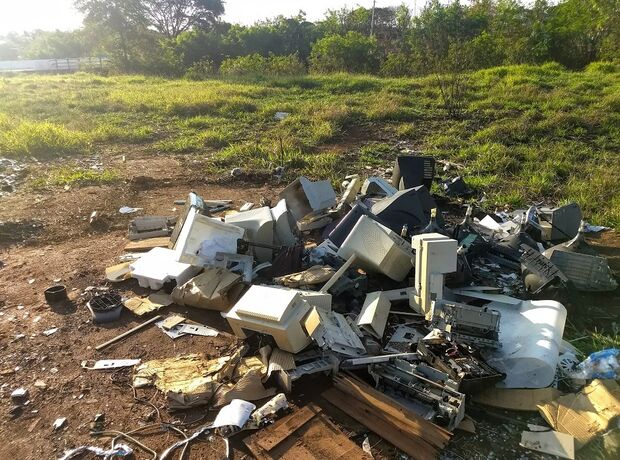 Pilha de lixo eletrônico ao lado de córrego causa riscos para saúde da população na Capital