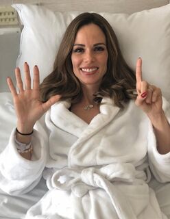 Ana Furtado se despede de hospital com surpresa de enfermeiras