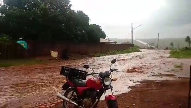 Vídeo: tempo muda e chuva causa enxurrada em bairro da Capital