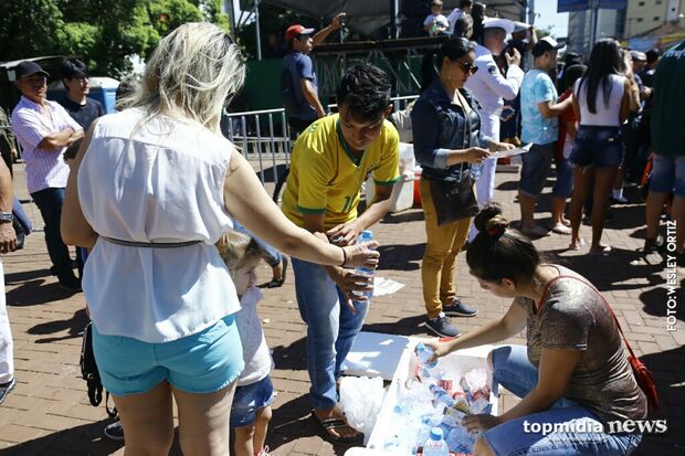 Em dia de calorão, ambulantes faturam com vendas de água durante desfile