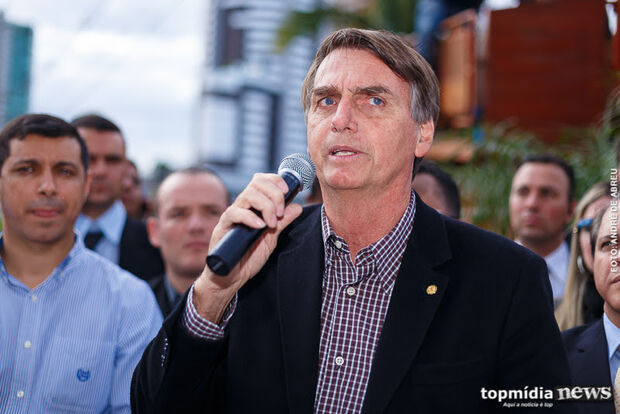 VÍDEO: Bolsonaro leva facada em ato de campanha em Minas, diz PM