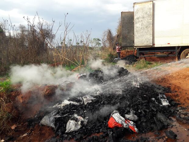 Carga de carvão pega fogo dentro de baú de caminhão