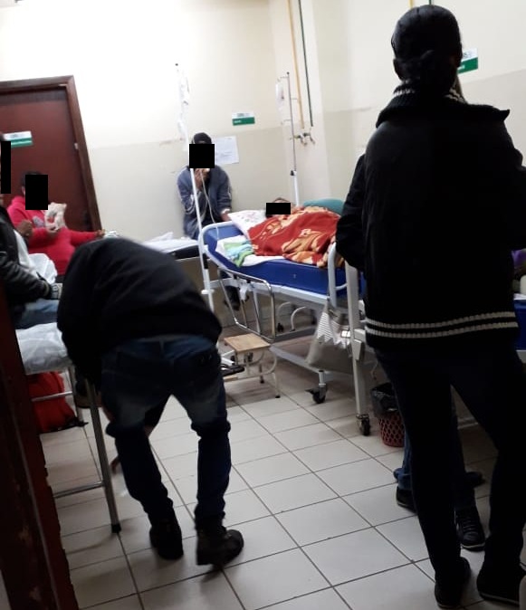 Sem banho, idosa padece em posto de saúde à espera de vaga em hospital em Campo Grande