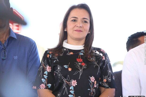 Na Lata: vice-prefeita incorpora desafio popular na internet para divulgar campanha do marido