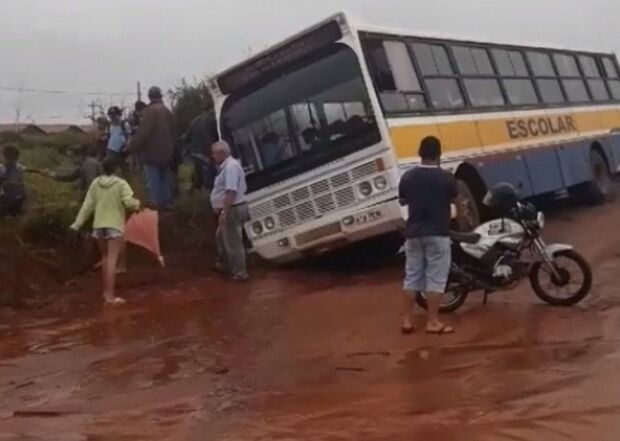 Ônibus escolar cai em buraco e revolta comunidade em MS