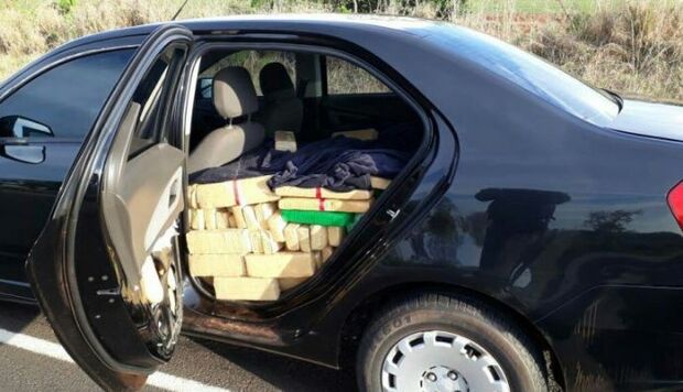 PRF flagra carro roubado no PR com 902 quilos de maconha na BR-060