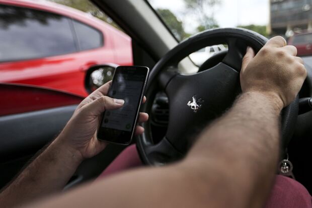 Punições por uso de celular ao volante crescem 33% em 2018