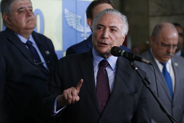 Temer admite suspender intervenção no Rio para votar reforma da previdência