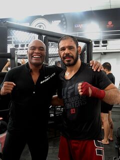 Às vésperas do UFC SP, Anderson Silva ajuda Minotouro em treinos