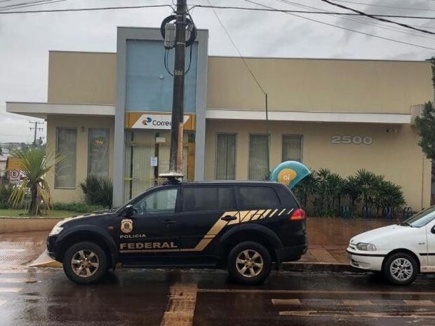 Bandidos invadem agência dos Correios e fogem levando R$ 30 mil