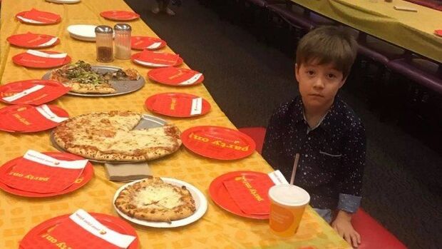 Mãe de menino sem amigos em festa de aniversário se arrepende por 'foto desolada'