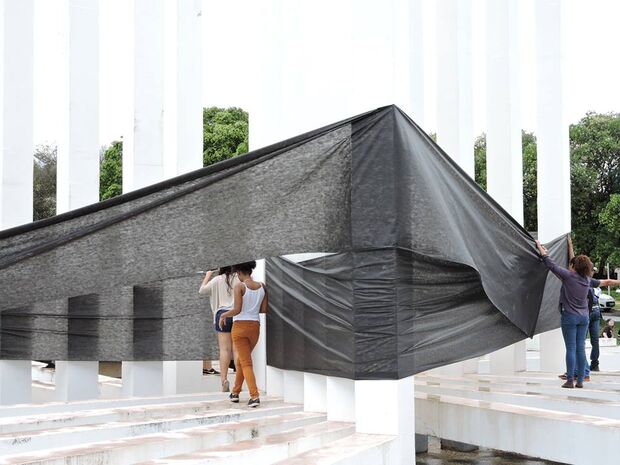 Contra autoritarismo, protesto envolve monumento da UFMS com faixas pretas
