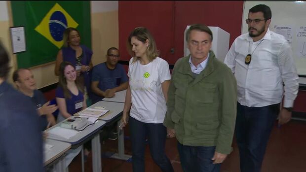 Com segurança reforçada, Bolsonaro vota no Rio de Janeiro