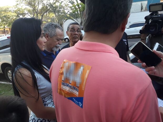 Na Lata: pronto para acompanhar Reinaldo, Nelsinho cola adesivo nas costas com número de urna