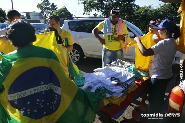 Camisetas de Bolsonaro 'vendem como água' em carreata na Afonso Pena, dizem ambulantes