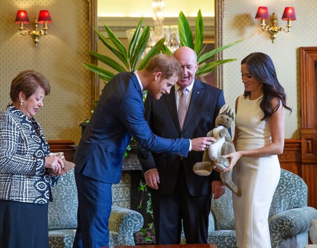 Príncipe Harry e Meghan ganham canguru de pelúcia de presente durante visita a Sydney