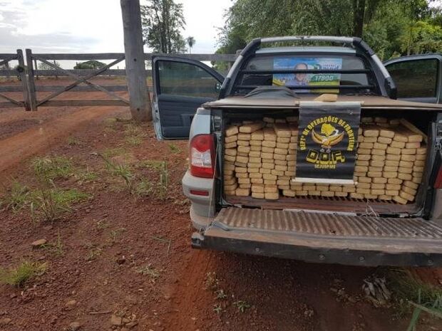Suspeito foge de bloqueio policial e abandona 700 kg de maconha na fronteira