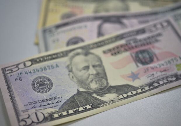 Dólar cai para R$ 3,74 e bolsa opera em alta