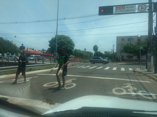 Malabaristas usam faixa para apresentações em semáforos e atrapalham motociclistas