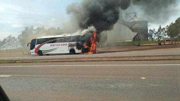 VÍDEO: ônibus que saiu de Dourados em direção a Campo Grande pega fogo na BR-163