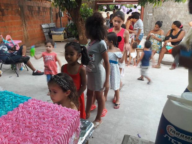 Bruna segue tradição de 27 anos e quer ajuda para festa do dia das crianças no Jardim Imá