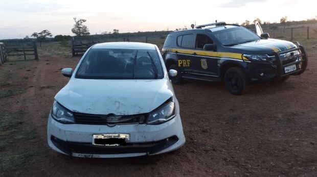Suspeitos jogam carro roubado contra PRFs e fogem para matagal na BR-262