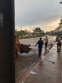 Prefeitura inicia limpeza de vias após temporal que trouxe 'onda de destruição' em Campo Grande