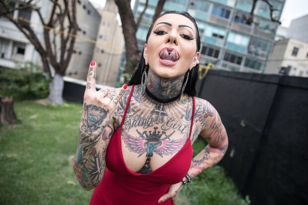 Miss Tattoo Week tem mais de 70% do corpo tatuado e língua cortada: 'A dor é gostosa'