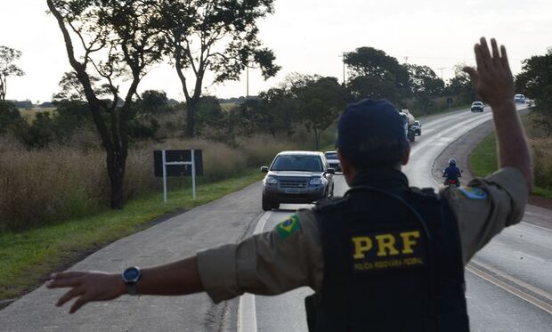 PRF prende três homens com R$ 13 mil, suspeitos de crimes eleitorais