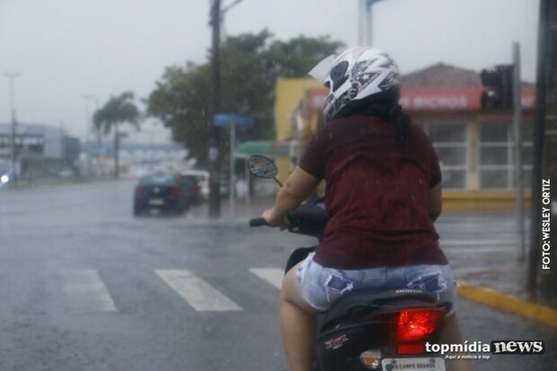Chuva pega motociclistas desprevenidos, forma enxurrada, mas não faz estragos