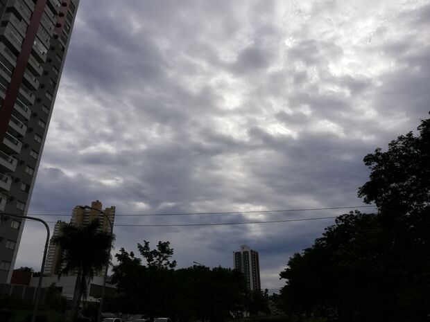 Céu permace nublado na Capital e possibilidade de chuva ao longo do dia se mantém