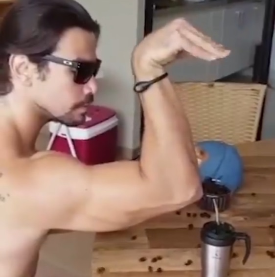 #ElaSIM: Sem camisa, cantor Mariano grava vídeo 'defendendo' uva passa na comida