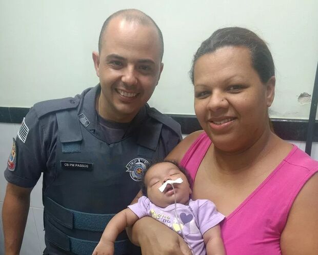 Policiais salvam bebê engasgada com leite materno: 'Desesperador'