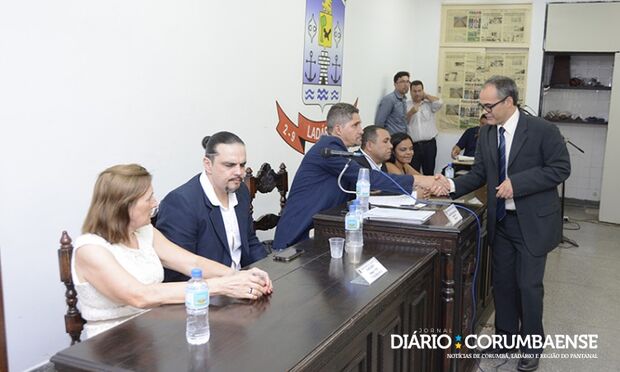 Empossado, novo prefeito de Ladário fala sobre corte de pessoal e pede conversa com governador