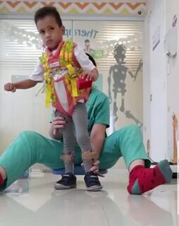 VÍDEO: menino com paralisia anda sozinho pela 1ª vez e emociona médicos