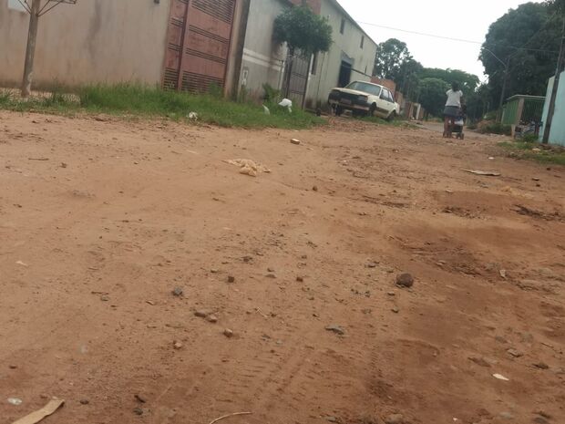 Violência se foi, mas a poeira ficou: moradores reclamam de falta de asfalto no Dom Antônio