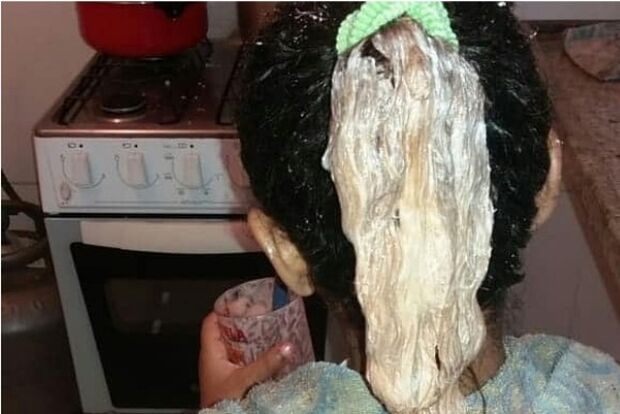 Criança de 6 anos volta da casa do pai com os cabelos pintados e mãe leva caso à polícia