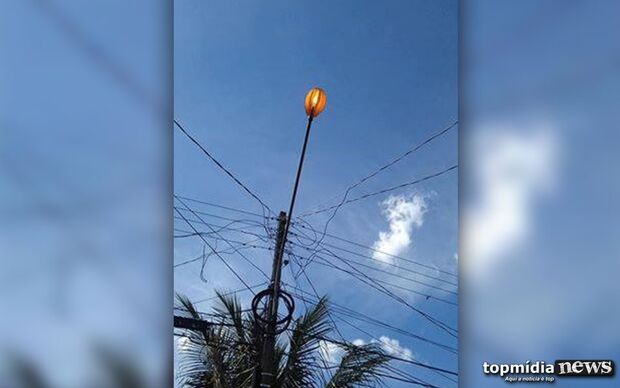 Denúncia: após desperdício de luz, prefeitura envia equipe para fazer manutenção em poste de energia