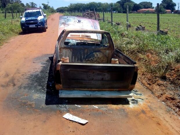Saveiro furtada é achada queimada em estrada vicinal