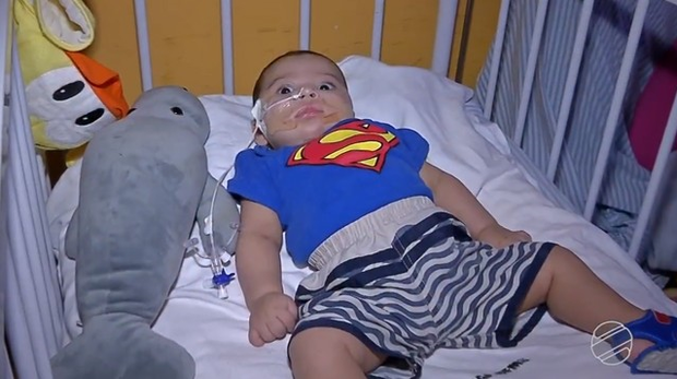Família de bebê de 4 meses pede ajuda para conseguir respirador e levar criança para casa em MS
